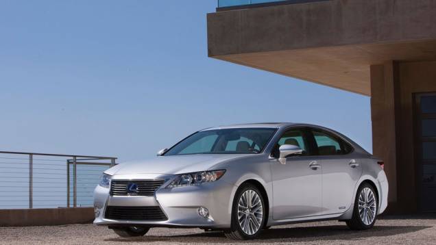 Versão híbrida ES 300h chega à gama | <a href="https://preprod.quatrorodas.abril.com.br/saloes/nova-york/2012/lexus-es-681238.shtml" rel="migration">Leia mais</a> Versão híbrida ES 300h chega à gama | <a href="https://preprod.quatrorodas.abril.com.br/saloes/nova-york/2012/lexus-es-681238.shtml" rel="migration">Leia mais</a>