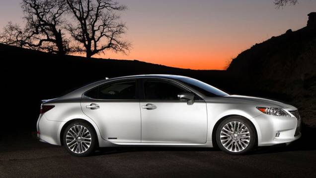 Segundo a marca, a versão tem economia de 17 km/l | <a href="https://preprod.quatrorodas.abril.com.br/saloes/nova-york/2012/lexus-es-681238.shtml" rel="migration">Leia mais</a> Segundo a marca, a versão tem economia de 17 km/l | <a href="https://preprod.quatrorodas.abril.com.br/saloes/nova-york/2012/lexus-es-681238.shtml" rel="migration">Leia mais</a>