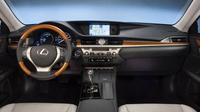 Internamente, o painel de instrumentos é bastante parecido com o do GS | <a href="https://preprod.quatrorodas.abril.com.br/saloes/nova-york/2012/lexus-es-681238.shtml" rel="migration">Leia mais</a> Internamente, o painel de instrumentos é bastante parecido com o do GS | <a href="https://preprod.quatrorodas.abril.com.br/saloes/nova-york/2012/lexus-es-681238.shtml" rel="migration">Leia mais</a>