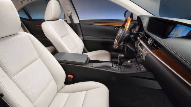 A tela LCD no centro do console agrupa o sistema multimídia | <a href="https://preprod.quatrorodas.abril.com.br/saloes/nova-york/2012/lexus-es-681238.shtml" rel="migration">Leia mais</a> A tela LCD no centro do console agrupa o sistema multimídia | <a href="https://preprod.quatrorodas.abril.com.br/saloes/nova-york/2012/lexus-es-681238.shtml" rel="migration">Leia mais</a>