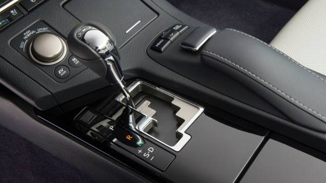 A transmissão é automática | <a href="https://preprod.quatrorodas.abril.com.br/saloes/nova-york/2012/lexus-es-681238.shtml" rel="migration">Leia mais</a> A transmissão é automática | <a href="https://preprod.quatrorodas.abril.com.br/saloes/nova-york/2012/lexus-es-681238.shtml" rel="migration">Leia mais</a>