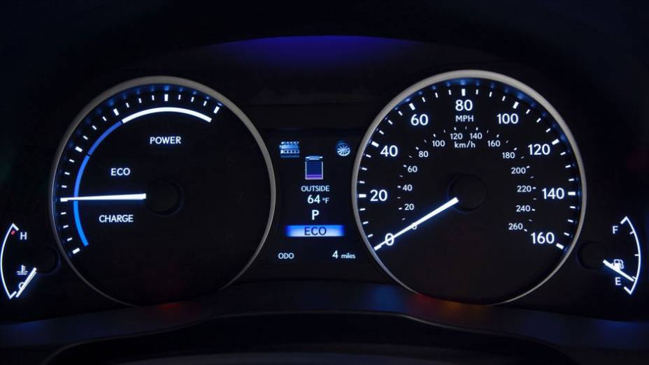 Sedã tem os modos esportivo e EV de direção | <a href="https://preprod.quatrorodas.abril.com.br/saloes/nova-york/2012/lexus-es-681238.shtml" rel="migration">Leia mais</a>