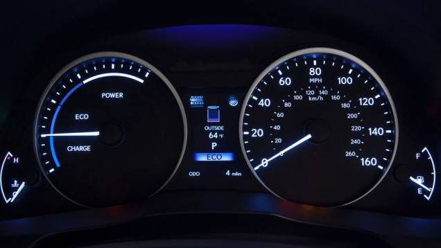 Sedã tem os modos esportivo e EV de direção | <a href="https://preprod.quatrorodas.abril.com.br/saloes/nova-york/2012/lexus-es-681238.shtml" rel="migration">Leia mais</a> Sedã tem os modos esportivo e EV de direção | <a href="https://preprod.quatrorodas.abril.com.br/saloes/nova-york/2012/lexus-es-681238.shtml" rel="migration">Leia mais</a>