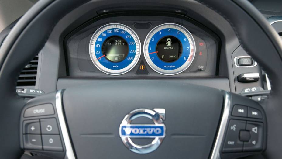 Rel&oacute;gio de alum&iacute;nio com pintura azul prima pela eleg&acirc;ncia. | <a href="https://preprod.quatrorodas.abril.com.br/carros/comparativos/land-rover-evoque-x-audi-q3-x-volvo-xc60-x-bmw-x1-681821.shtml" rel="migration">Leia mais</a>