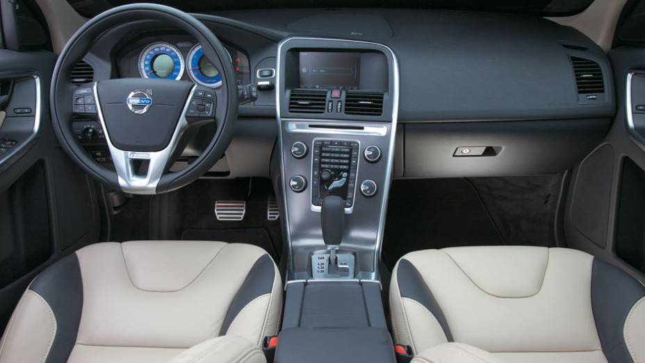 Console central flutuante acrescenta charme ao design limpo do interior. | <a href="https://preprod.quatrorodas.abril.com.br/carros/comparativos/land-rover-evoque-x-audi-q3-x-volvo-xc60-x-bmw-x1-681821.shtml" rel="migration">Leia mais</a>