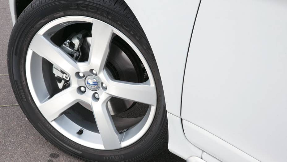 <a href="https://preprod.quatrorodas.abril.com.br/carros/comparativos/land-rover-evoque-x-audi-q3-x-volvo-xc60-x-bmw-x1-681821.shtml" rel="migration">Leia mais</a>