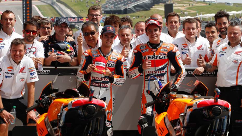 Márquez e Dani Pedrosa comemorando a dobradinha da Honda | <a href="https://preprod.quatrorodas.abril.com.br/moto/noticias/marquez-domina-treino-pole-austin-779649.shtml" rel="migration">Leia mais</a>