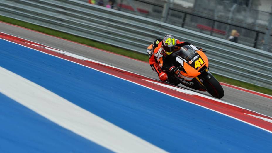 Aleix Espargaró andou forte e larga em quarto | <a href="https://preprod.quatrorodas.abril.com.br/moto/noticias/marquez-domina-treino-pole-austin-779649.shtml" rel="migration">Leia mais</a>