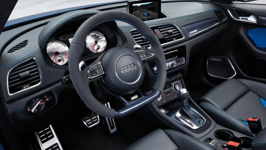 Volante achatado e detalhes esportivos por todos os lados | <a href="https://preprod.quatrorodas.abril.com.br/saloes/pequim/2012/audi-rs-q3-concept-682486.shtml" rel="migration">Leia mais</a>