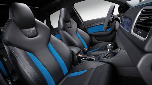 Os bancos esportivos literalmente abraçam o corpo dos passageiros | <a href="https://preprod.quatrorodas.abril.com.br/saloes/pequim/2012/audi-rs-q3-concept-682486.shtml" rel="migration">Leia mais</a> Os bancos esportivos literalmente abraçam o corpo dos passageiros | <a href="https://preprod.quatrorodas.abril.com.br/saloes/pequim/2012/audi-rs-q3-concept-682486.shtml" rel="migration">Leia mais</a>