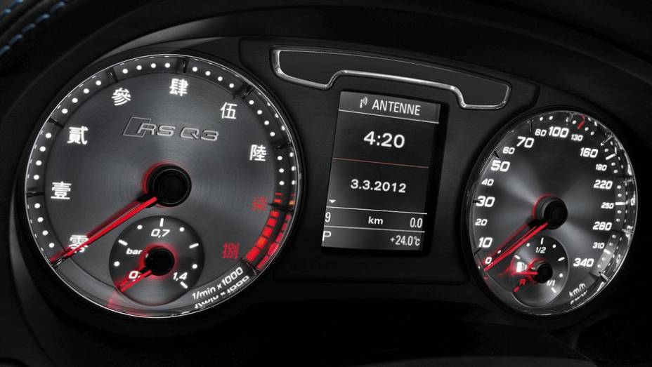 Gostou do conta-giros com ideogramas chineses? Nada mais inteligente, afinal, o carro ser&aacute; apresentado no Sal&atilde;o de Pequim | <a href="https://preprod.quatrorodas.abril.com.br/saloes/pequim/2012/audi-rs-q3-concept-682486.shtml" rel="migration">Leia mais</a>