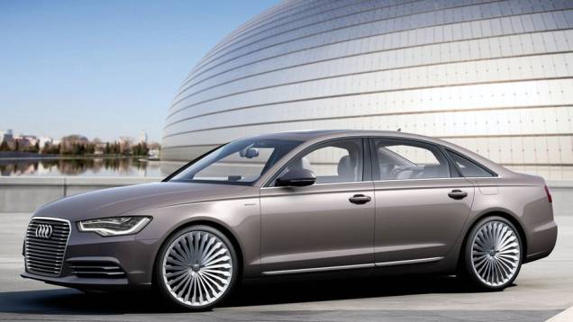 Carro tem 5,02 metros de comprimento | <a href="https://preprod.quatrorodas.abril.com.br/saloes/pequim/2012/audi-a6-l-e-tron-682722.shtml" rel="migration">Leia mais</a> Carro tem 5,02 metros de comprimento | <a href="https://preprod.quatrorodas.abril.com.br/saloes/pequim/2012/audi-a6-l-e-tron-682722.shtml" rel="migration">Leia mais</a>