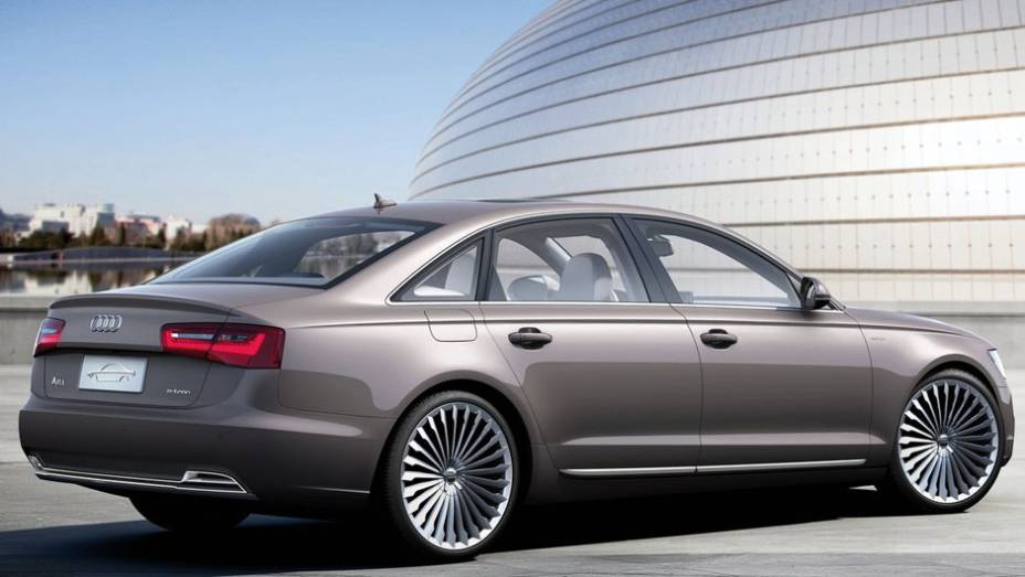 Dist&acirc;ncia entre-eixos &eacute; de 3,01 metros | <a href="https://preprod.quatrorodas.abril.com.br/saloes/pequim/2012/audi-a6-l-e-tron-682722.shtml" rel="migration">Leia mais</a>