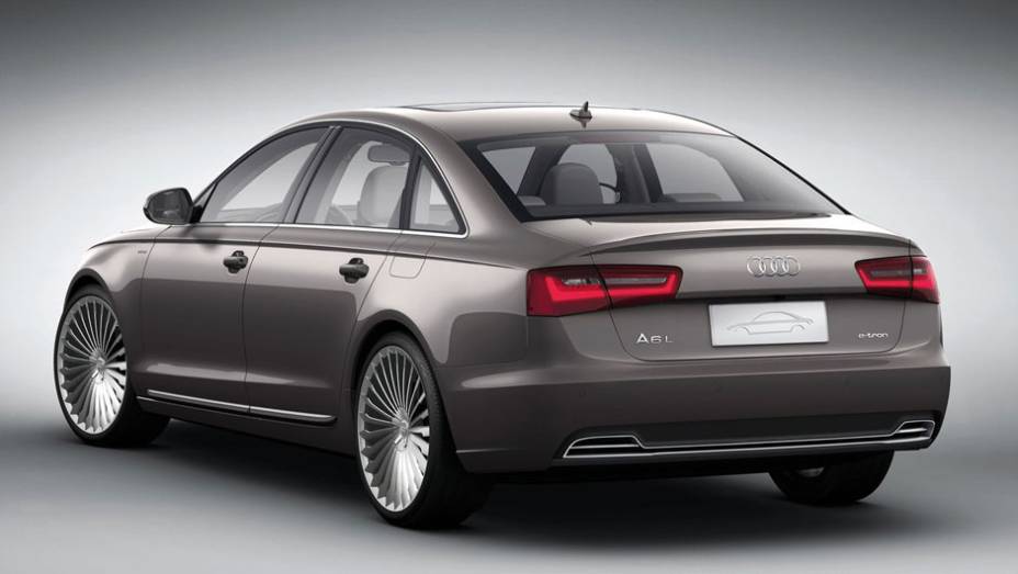 Dentre os aspectos que o diferenciam do A6 tradicional, est&aacute; o difusor traseiro | <a href="https://preprod.quatrorodas.abril.com.br/saloes/pequim/2012/audi-a6-l-e-tron-682722.shtml" rel="migration">Leia mais</a>