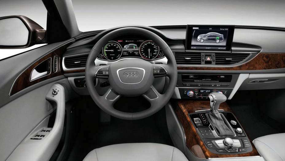 Um dos motores do e-tron &eacute; 2.0 a combust&atilde;o, e gera pot&ecirc;ncia de 208 cavalos | <a href="https://preprod.quatrorodas.abril.com.br/saloes/pequim/2012/audi-a6-l-e-tron-682722.shtml" rel="migration">Leia mais</a>
