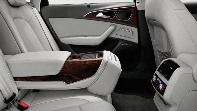 Detalhes do acabamento e controle do sistema de som | <a href="https://preprod.quatrorodas.abril.com.br/saloes/pequim/2012/audi-a6-l-e-tron-682722.shtml" rel="migration">Leia mais</a> Detalhes do acabamento e controle do sistema de som | <a href="https://preprod.quatrorodas.abril.com.br/saloes/pequim/2012/audi-a6-l-e-tron-682722.shtml" rel="migration">Leia mais</a>
