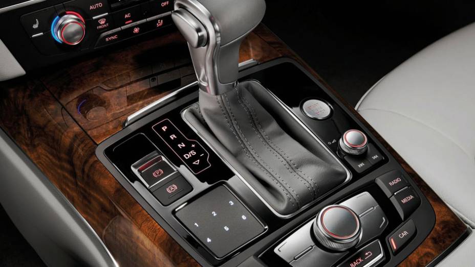 A autonomia do carro no motor el&eacute;trico &eacute; de at&eacute; 80 quil&ocirc;metros | <a href="https://preprod.quatrorodas.abril.com.br/saloes/pequim/2012/audi-a6-l-e-tron-682722.shtml" rel="migration">Leia mais</a>