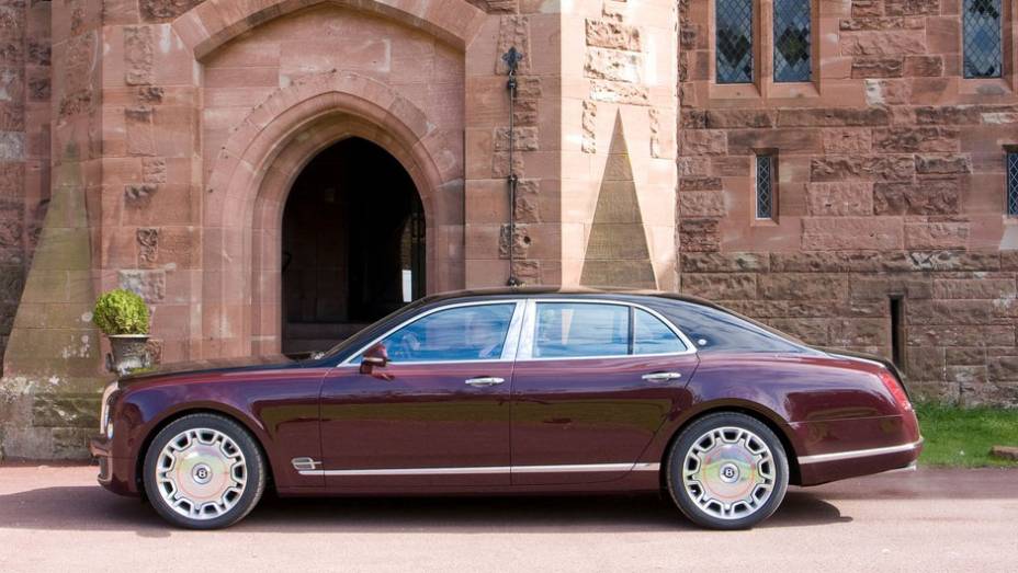 Sed&atilde; usa o mesmo motor do Mulliner: 6.7 V8 de 505 cv de pot&ecirc;ncia | <a href="https://preprod.quatrorodas.abril.com.br/saloes/pequim/2012/bentley-mulsanne-diamond-jubilee-682788.shtml" rel="migration">Leia mais</a>