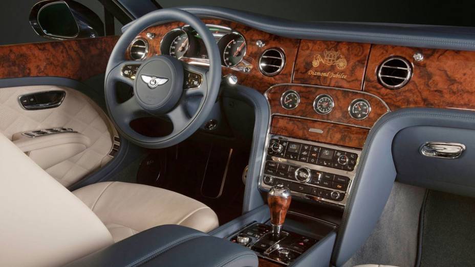 Interior tem identifica&ccedil;&atilde;o da edi&ccedil;&atilde;o especial | <a href="https://preprod.quatrorodas.abril.com.br/saloes/pequim/2012/bentley-mulsanne-diamond-jubilee-682788.shtml" rel="migration">Leia mais</a>