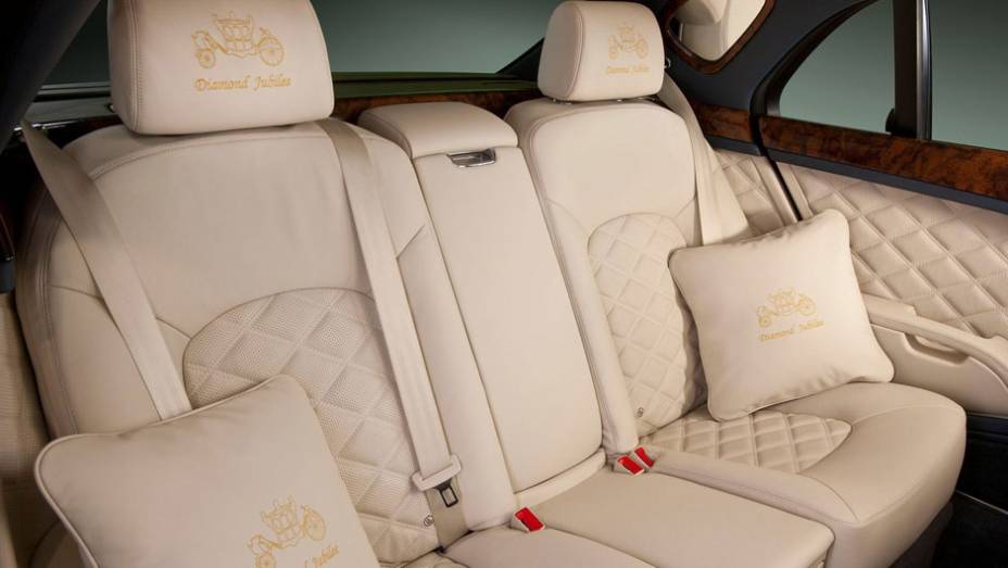Encosto dos bancos &eacute; bordado a ouro | <a href="https://preprod.quatrorodas.abril.com.br/saloes/pequim/2012/bentley-mulsanne-diamond-jubilee-682788.shtml" rel="migration">Leia mais</a>