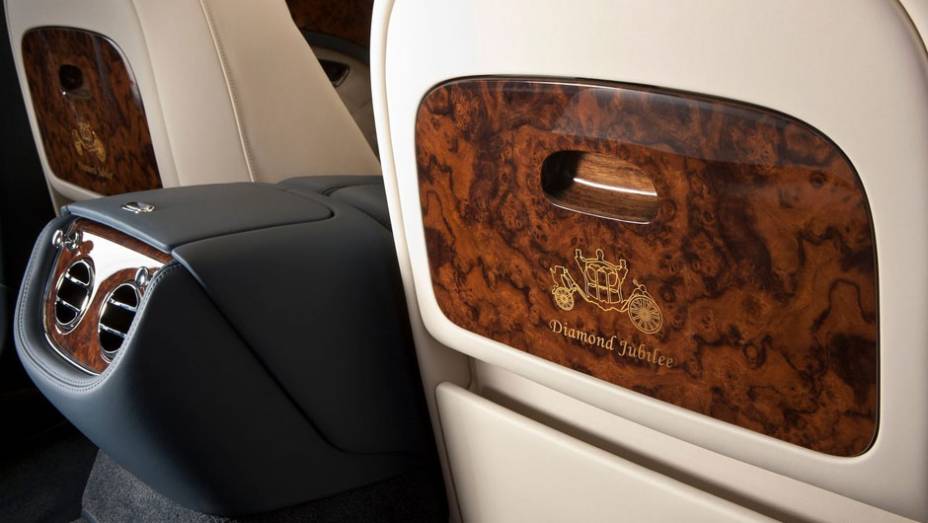Mesas est&atilde;o dispon&iacute;veis para os ocupantes traseiros | <a href="https://preprod.quatrorodas.abril.com.br/saloes/pequim/2012/bentley-mulsanne-diamond-jubilee-682788.shtml" rel="migration">Leia mais</a>
