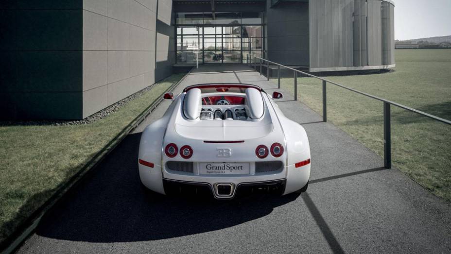 Como o nome indica, ele &eacute; baseado no Veyron Grand Sport | <a href="https://preprod.quatrorodas.abril.com.br/saloes/pequim/2012/bugatti-veyron-wei-long-682847.shtml" rel="migration">Leia mais</a>