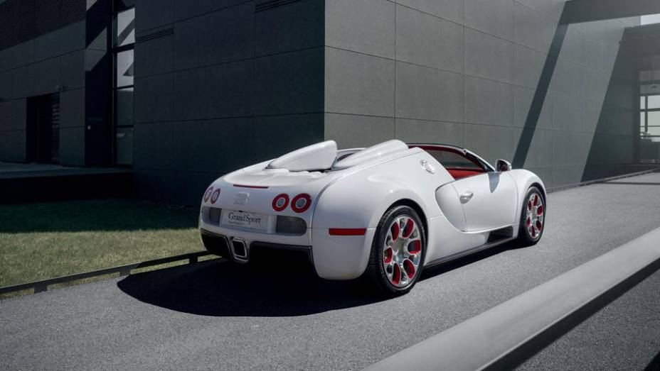 O Veyron ainda figura entre os ve&iacute;culos de produ&ccedil;&atilde;o em s&eacute;rie mais r&aacute;pidos do planeta | <a href="https://preprod.quatrorodas.abril.com.br/saloes/pequim/2012/bugatti-veyron-wei-long-682847.shtml" rel="migration">Leia mais</a>