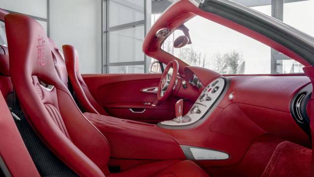 O interior tem porcelana no console central, bancos de couro na cor vermelha e tapetes de seda | <a href="https://preprod.quatrorodas.abril.com.br/saloes/pequim/2012/bugatti-veyron-wei-long-682847.shtml" rel="migration">Leia mais</a> O interior tem porcelana no console central, bancos de couro na cor vermelha e tapetes de seda | <a href="https://preprod.quatrorodas.abril.com.br/saloes/pequim/2012/bugatti-veyron-wei-long-682847.shtml" rel="migration">Leia mais</a>