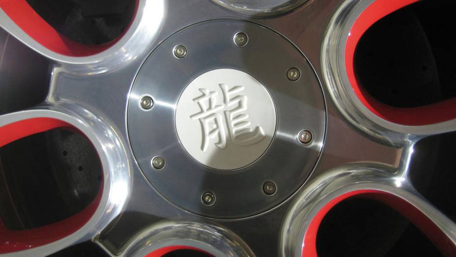A porcelana tamb&eacute;m marca presen&ccedil;a nas rodas, que s&atilde;o decoradas com um ideograma chin&ecirc;s | <a href="https://preprod.quatrorodas.abril.com.br/saloes/pequim/2012/bugatti-veyron-wei-long-682847.shtml" rel="migration">Leia mais</a>