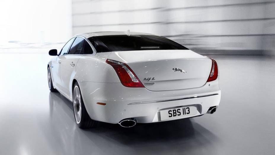 Sedã conta com duas saídas de escape | <a href="https://preprod.quatrorodas.abril.com.br/saloes/pequim/2012/jaguar-xj-ultimate-682745.shtml" rel="migration">Leia mais</a>