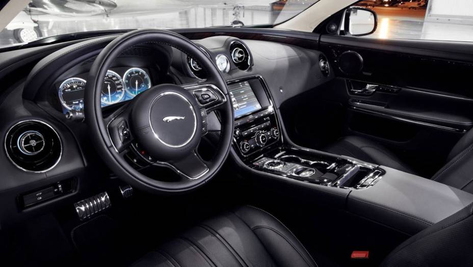 Interior ganhou mais itens de luxo | <a href="https://preprod.quatrorodas.abril.com.br/saloes/pequim/2012/jaguar-xj-ultimate-682745.shtml" rel="migration">Leia mais</a>