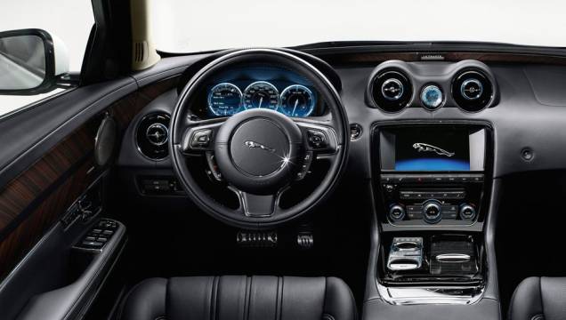 Acabamento em couro predomina no XJ Ultimate | <a href="https://preprod.quatrorodas.abril.com.br/saloes/pequim/2012/jaguar-xj-ultimate-682745.shtml" rel="migration">Leia mais</a> Acabamento em couro predomina no XJ Ultimate | <a href="https://preprod.quatrorodas.abril.com.br/saloes/pequim/2012/jaguar-xj-ultimate-682745.shtml" rel="migration">Leia mais</a>