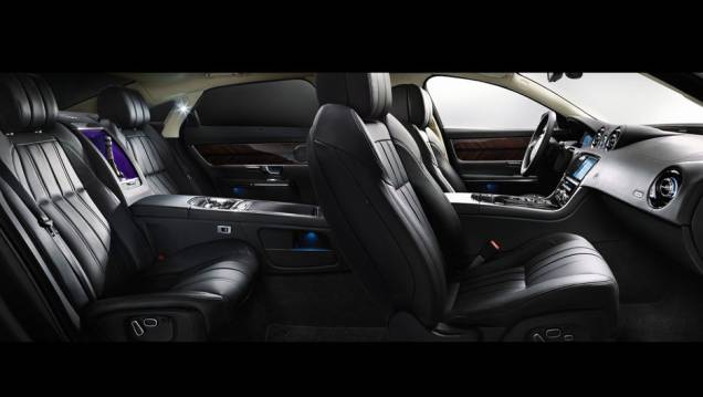 Bancos dianteiros têm aquecimento e massageadores | <a href="https://preprod.quatrorodas.abril.com.br/saloes/pequim/2012/jaguar-xj-ultimate-682745.shtml" rel="migration">Leia mais</a> Bancos dianteiros têm aquecimento e massageadores | <a href="https://preprod.quatrorodas.abril.com.br/saloes/pequim/2012/jaguar-xj-ultimate-682745.shtml" rel="migration">Leia mais</a>