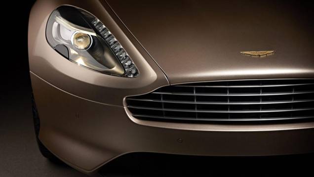 Ouro de 24 quilates foi usado para fazer o logo da marca no capô | <a href="https://preprod.quatrorodas.abril.com.br/saloes/pequim/2012/aston-martin-dragon-88-682863.shtml" rel="migration">Leia mais</a> Ouro de 24 quilates foi usado para fazer o logo da marca no capô | <a href="https://preprod.quatrorodas.abril.com.br/saloes/pequim/2012/aston-martin-dragon-88-682863.shtml" rel="migration">Leia mais</a>