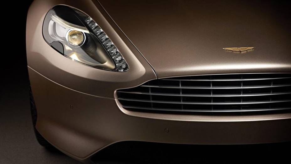 Ouro de 24 quilates foi usado para fazer o logo da marca no cap&ocirc; | <a href="https://preprod.quatrorodas.abril.com.br/saloes/pequim/2012/aston-martin-dragon-88-682863.shtml" rel="migration">Leia mais</a>