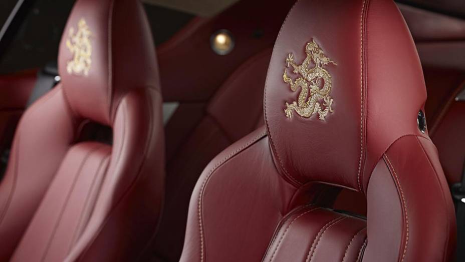 Os encostos de cabe&ccedil;a t&ecirc;m drag&otilde;es bordados | <a href="https://preprod.quatrorodas.abril.com.br/saloes/pequim/2012/aston-martin-dragon-88-682863.shtml" rel="migration">Leia mais</a>