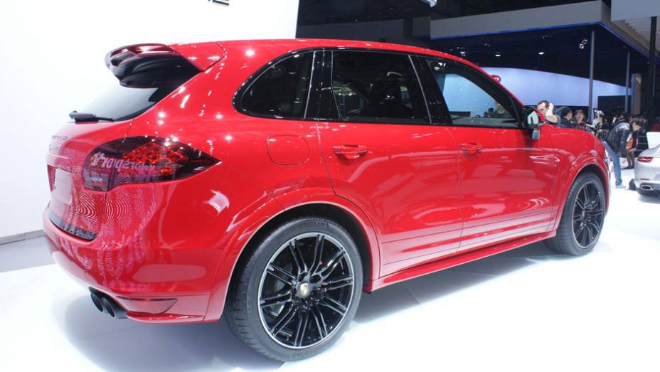 Porsche Cayenne GTS | <a href="https://preprod.quatrorodas.abril.com.br/galerias/saloes/pequim/2012/cayenne-gts-681684.shtml" rel="migration">Veja mais fotos</a>