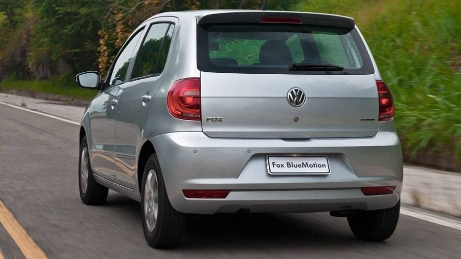 Logotipo BlueMotion identifica a versão sustentável | <a href="https://preprod.quatrorodas.abril.com.br/carros/lancamentos/vw-fox-bluemotion-683155.shtml" rel="migration">Leia mais</a>