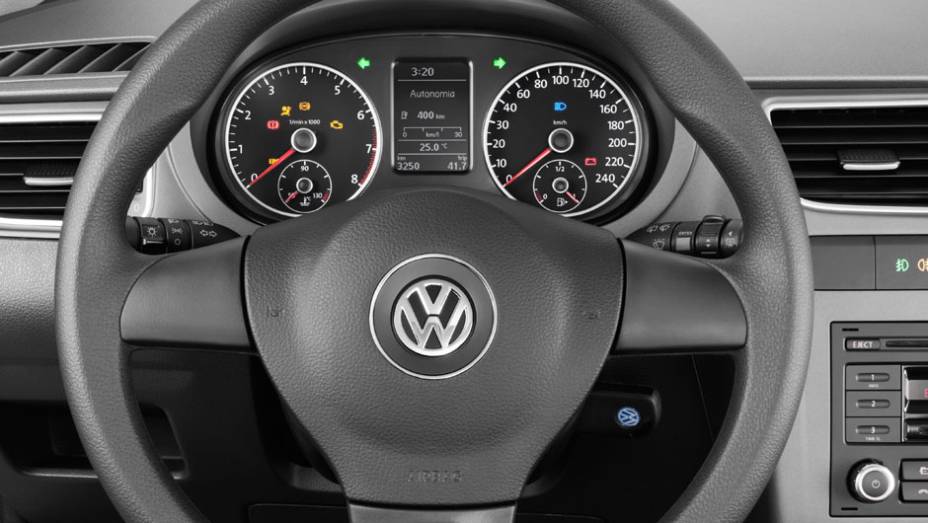 Painel tem mostrador que indica consumo instant&acirc;neo | <a href="https://preprod.quatrorodas.abril.com.br/carros/lancamentos/vw-fox-bluemotion-683155.shtml" rel="migration">Leia mais</a>