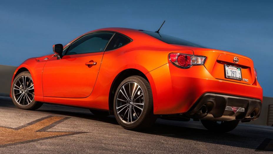 O FR-S tem duas saídas de escape | <a href="https://preprod.quatrorodas.abril.com.br/noticias/scion-mostra-esportivo-fr-s-320588_p.shtml" rel="migration">Leia mais</a>