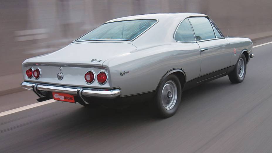 Embora o sed&atilde; tivesse sido lan&ccedil;ado em 1968, o cup&ecirc; chegou &agrave;s ruas somente quatro anos depois, com uma carroceria fastback e sem colunas centrais | <a href="https://preprod.quatrorodas.abril.com.br/classicos/faixa/opala-ss-melhor-esportivo-nacional-683530.shtml" rel="migration">Leia</a>