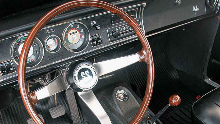 Acabamento de primeira qualidade e detalhes esportivos (como o belo volante de tr&ecirc;s raios) conquistaram uma legi&atilde;o de f&atilde;s | <a href="https://preprod.quatrorodas.abril.com.br/classicos/faixa/opala-ss-melhor-esportivo-nacional-683530.shtml" rel="migration">Leia mais</a>