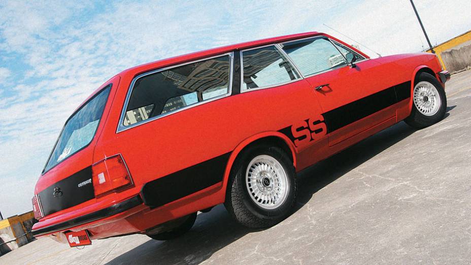 A fam&iacute;lia SS passou por sua &uacute;ltima reestiliza&ccedil;&atilde;o em 1980, com novos far&oacute;is e lanternas e faixas decorativas apenas nas laterais do ve&iacute;culo | <a href="https://preprod.quatrorodas.abril.com.br/classicos/faixa/opala-ss-melhor-esportivo-nacional-683530.shtml" rel="migration"></a>