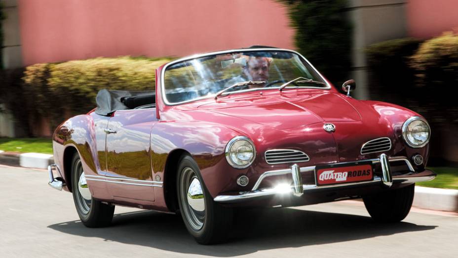 Belo como poucos modelos j&aacute; produzidos por aqui, o Karmann Ghia foi feito para desfilar, j&aacute; que o motor VW n&atilde;o primava pelo alto desempenho; foi superado pelo Fiat Uno Turbo no Facebook | <a href="https://preprod.quatrorodas.abril.com.br/classicos/brasileiros/karma" rel="migration"></a>