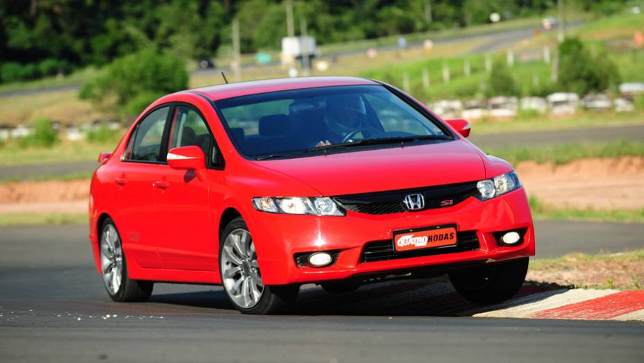 O Honda Civic Si chegou &agrave; semi-final da vota&ccedil;&atilde;o, comprovando sua aceita&ccedil;&atilde;o entre a nova gera&ccedil;&atilde;o e sua voca&ccedil;&atilde;o de futuro cl&aacute;ssico | <a href="https://preprod.quatrorodas.abril.com.br/noticias/volkswagen-jetta-tsi-x-honda-civic-si-288109_p.shtml" rel="migration">Leia mais</a>