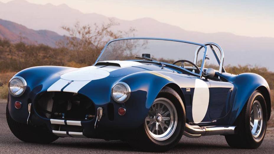 Cobra 427: uma lenda com motor V8 7.0 de 410 cv. Atingia 265 km/h e até hoje é um dos carros que têm mais réplicas no mundo | <a href="https://preprod.quatrorodas.abril.com.br/noticias/carrol-shelby-morre-aos-89-anos-321336_p.shtml" target="_blank" rel="migration">Carroll Shelby morr</a>