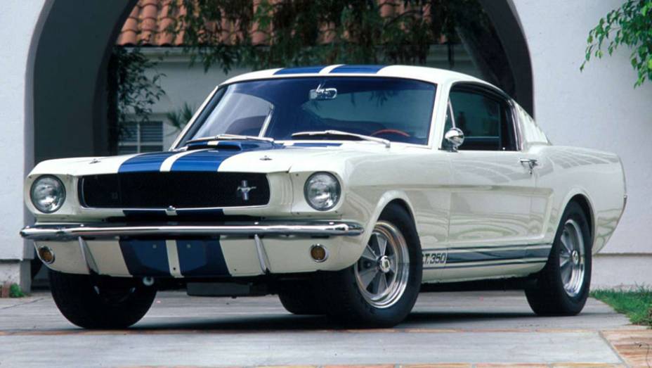 GT350 foi um dos primeiros modelos feitos pela parceria Ford-Shelby | <a href="https://preprod.quatrorodas.abril.com.br/noticias/carrol-shelby-morre-aos-89-anos-321336_p.shtml" target="_blank" rel="migration">Carroll Shelby morre aos 89 anos</a> | <a href="https://quatrorodas.abril.com" rel="migration"></a>