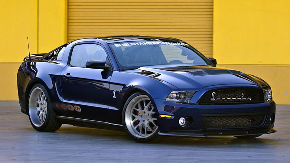 Shelby 1000: apresentado no Salão de Nova York, o muscle-car entrega mais de 1000 cavalos | <a href="https://preprod.quatrorodas.abril.com.br/noticias/carrol-shelby-morre-aos-89-anos-321336_p.shtml" target="_blank" rel="migration">Carroll Shelby morre aos 89 anos</a> | <a href="http:/" rel="migration"></a>