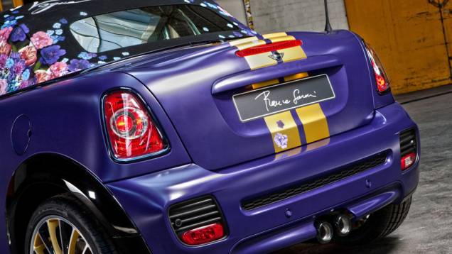 Assinatura de Sozzani aparece na traseira do carrinho | <a href="https://preprod.quatrorodas.abril.com.br/noticias/mini-apresenta-cooper-s-tema-floral-natali-chiconi-321875_p.shtml" target="_blank" rel="migration">Leia mais</a> Assinatura de Sozzani aparece na traseira do carrinho | <a href="https://preprod.quatrorodas.abril.com.br/noticias/mini-apresenta-cooper-s-tema-floral-natali-chiconi-321875_p.shtml" target="_blank" rel="migration">Leia mais</a>