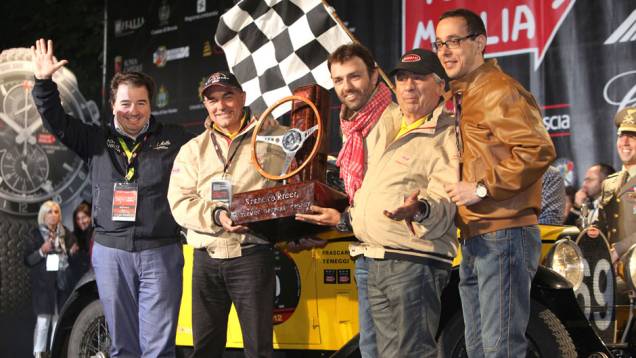 Os vencedores recebem seus troféus Os vencedores recebem seus troféus